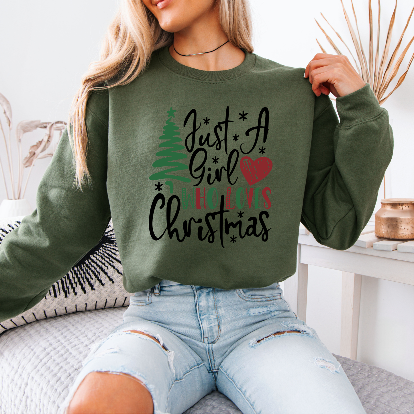 🎄 Just a Girl who loves Christmas 💖 Organic Cotton Sweatshirt
