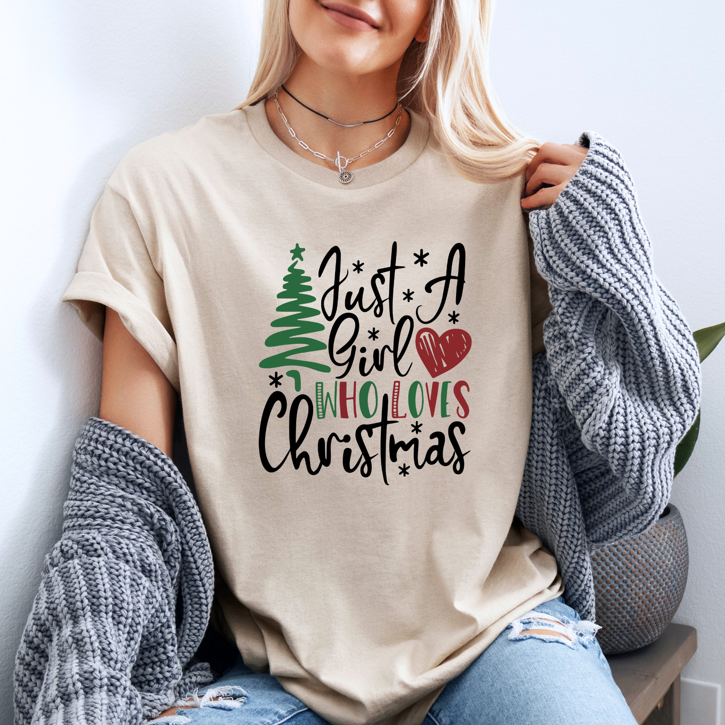 🎄 Just a Girl who loves Christmas 🎀  100% Organic Cotton T-Shirt