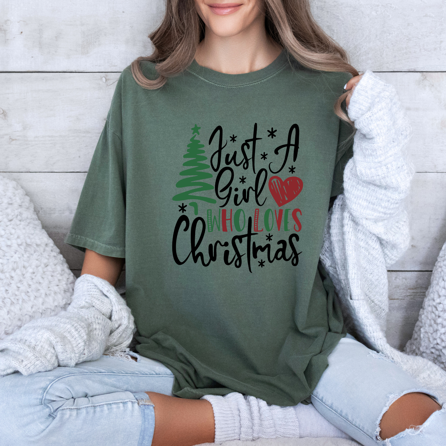 🎄 Just a Girl who loves Christmas 🎀  100% Organic Cotton T-Shirt