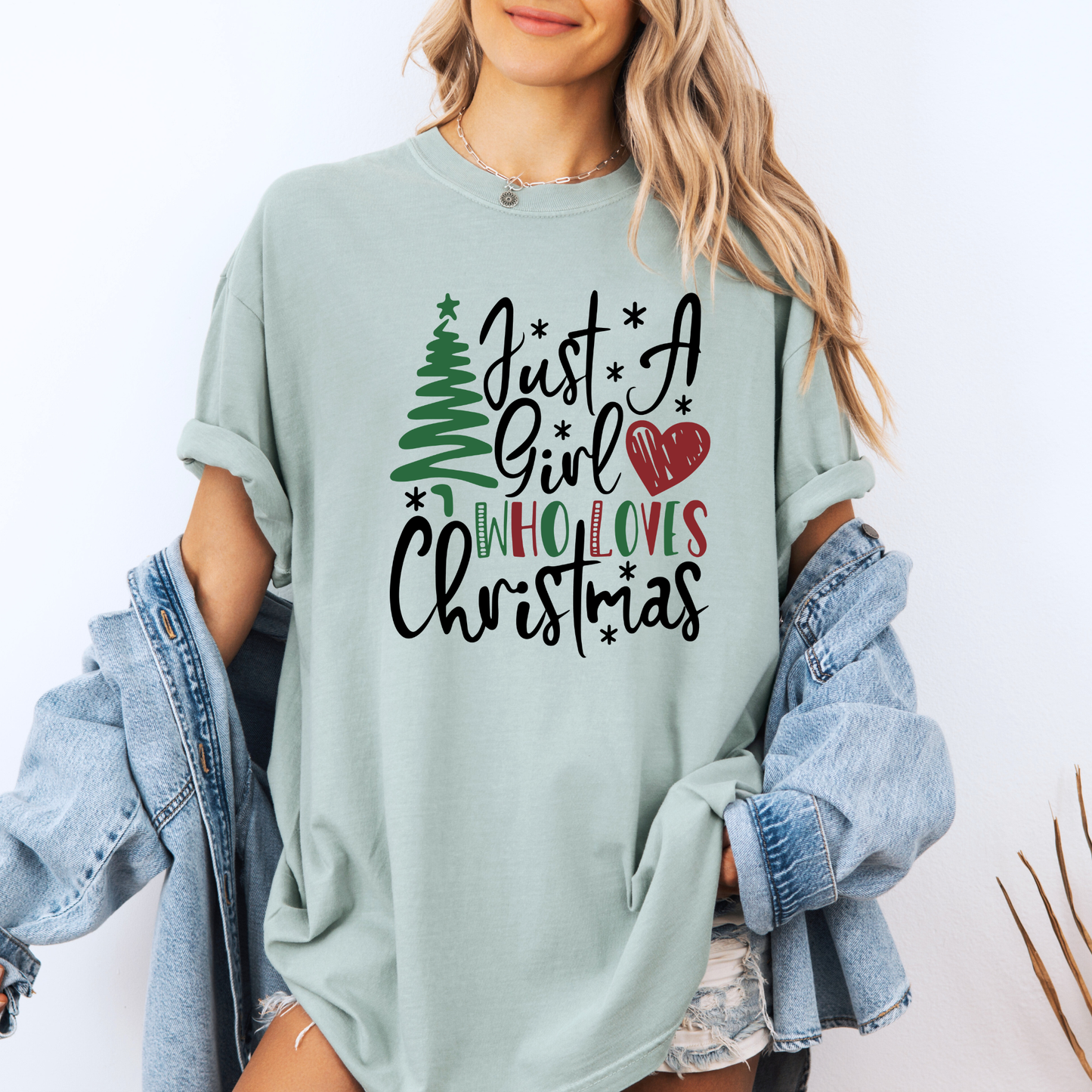 🎄 Just a Girl who loves Christmas 🎀  100% Organic Cotton T-Shirt