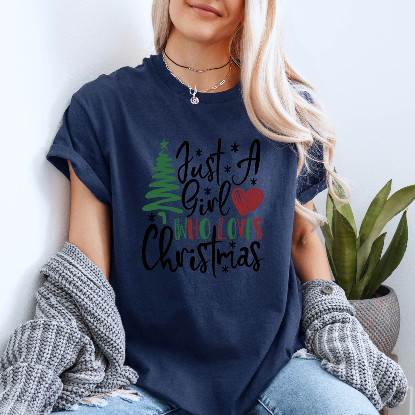 🎄 Just a Girl who loves Christmas 🎀  100% Organic Cotton T-Shirt