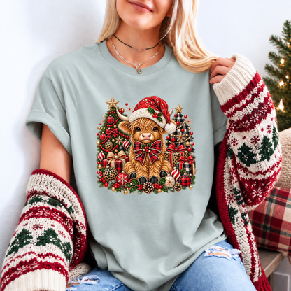 Moo-rry Christmas Highland Cow 🐮🎄🎀 Organic Cotton Christmas T-Shirt