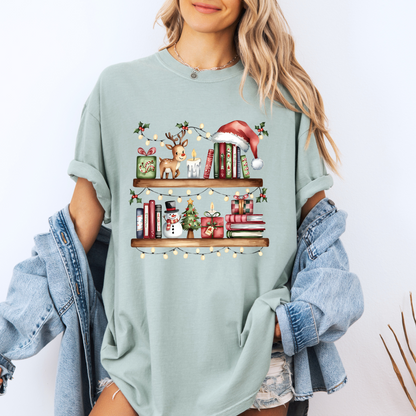 🎄 Cozy Christmas Bookshelf 100% Organic Cotton T-Shirt 📚✨
