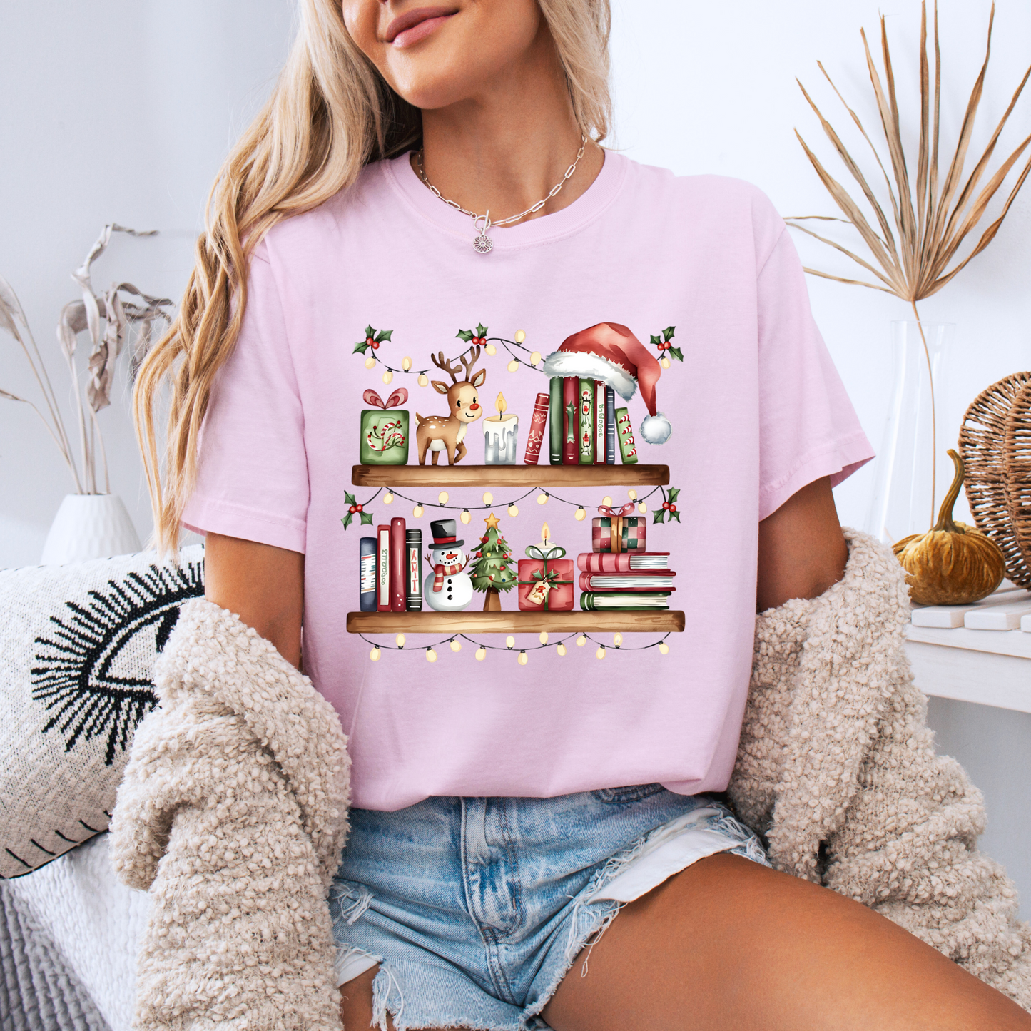 🎄 Cozy Christmas Bookshelf 100% Organic Cotton T-Shirt 📚✨