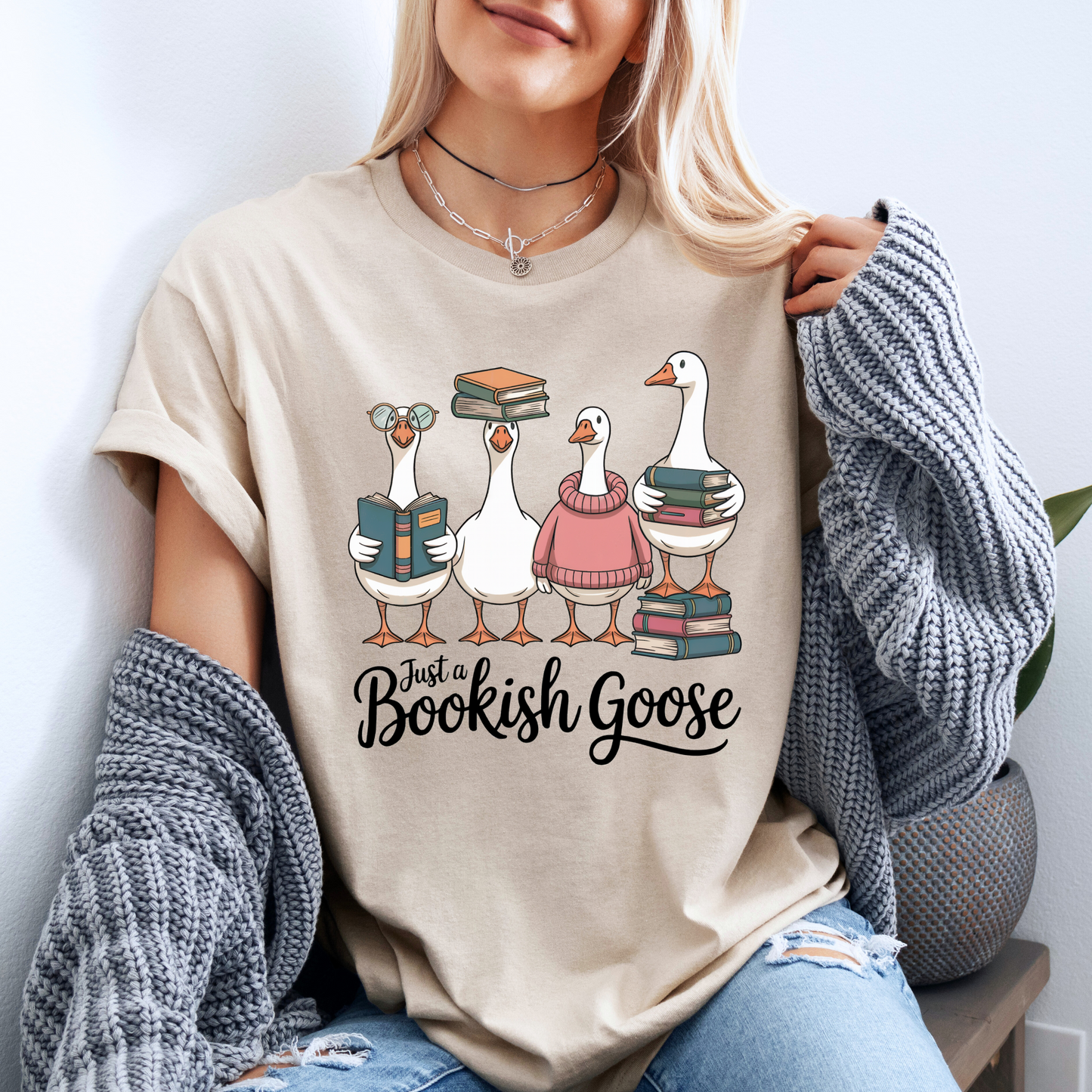 📚🪿 Cozy Book Lover Goose 
100% Organic Cotton T-Shirt