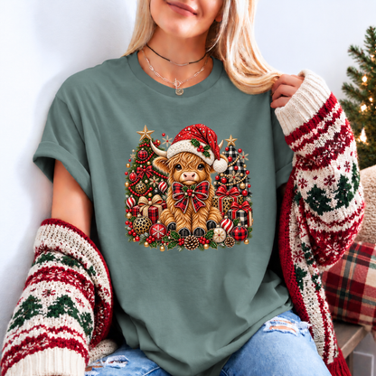 Moo-rry Christmas Highland Cow 🐮🎄🎀 Organic Cotton Christmas T-Shirt
