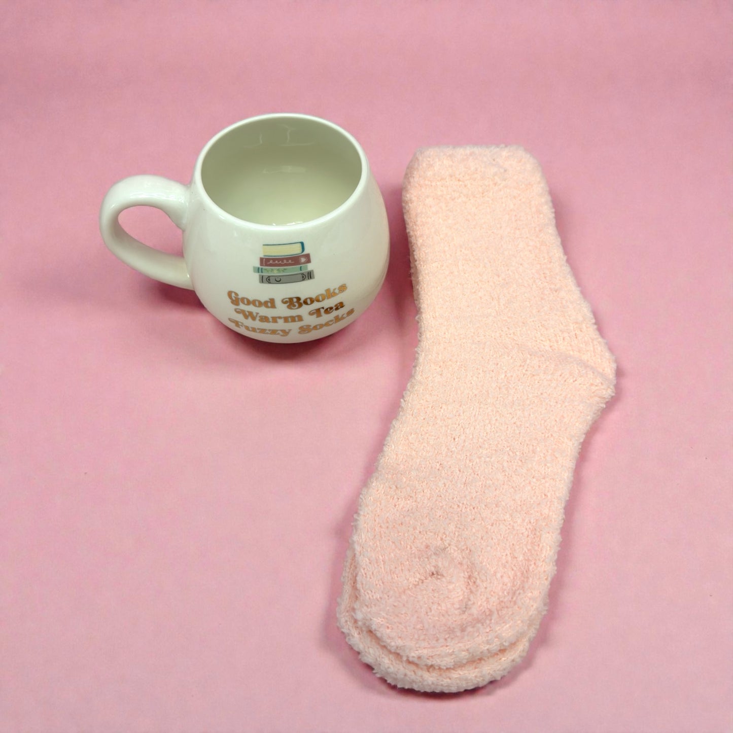 📚 Good Books Warm Tea 15oz Mug | Cozy Reader Gift with Fuzzy Socks ☕✨